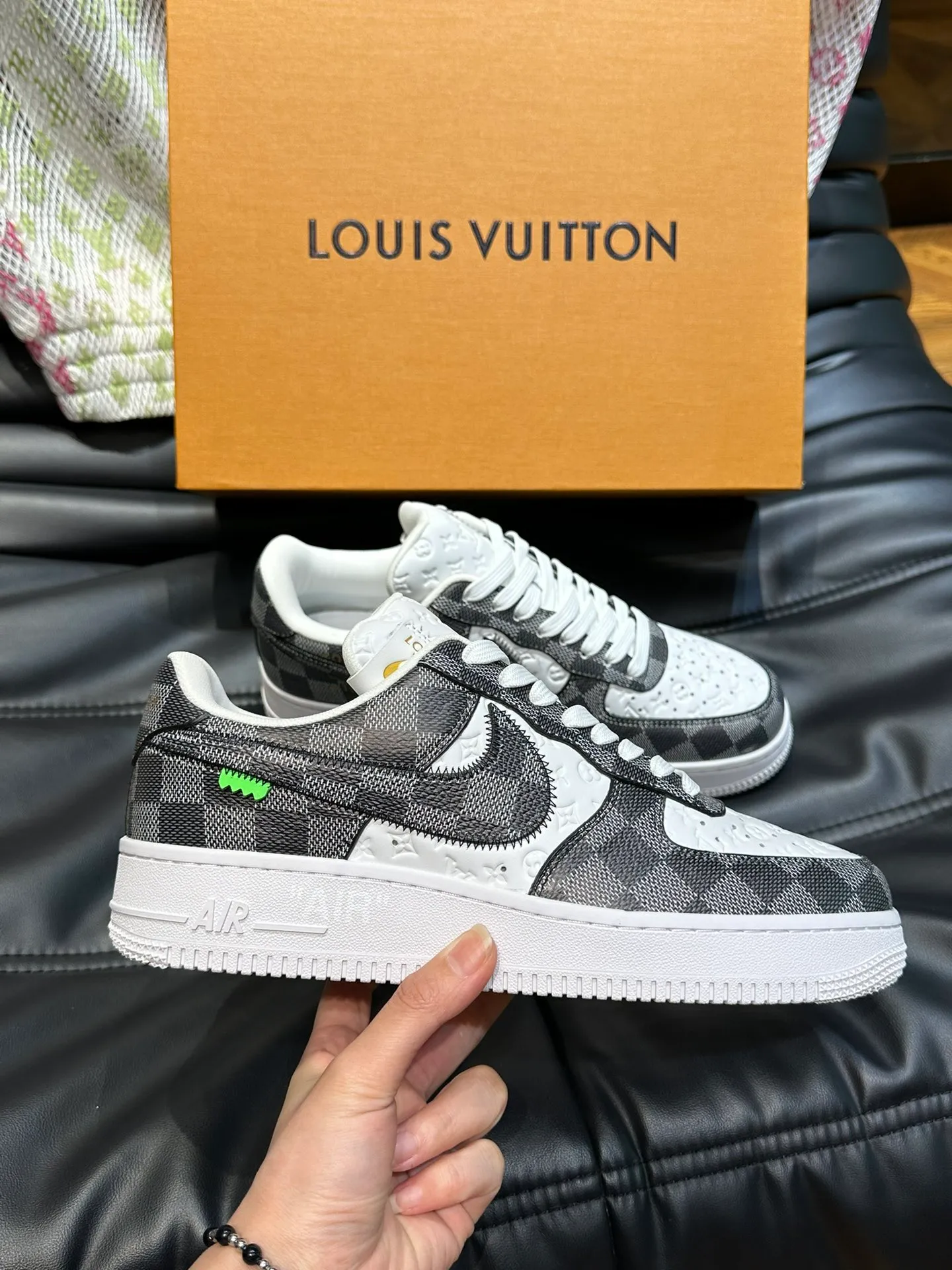 p440《*OUIS *UITTO*》x OFF-WHITE x Nike tripartite collaboration! Trendy and cool men's casual sports shoes with unrivaled color matching. The design idea basically continues the style of THE TEN. The Swoosh line and tongue label have a very familiar visual effect and are both fashionable and trendy! A must-have for fashionistas! The effect on your feet is absolutely stunning!  Size: 39-45